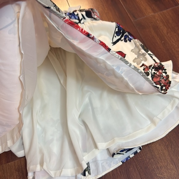 EXPRESS Floral Skirt Size 0 - Picture 4 of 8